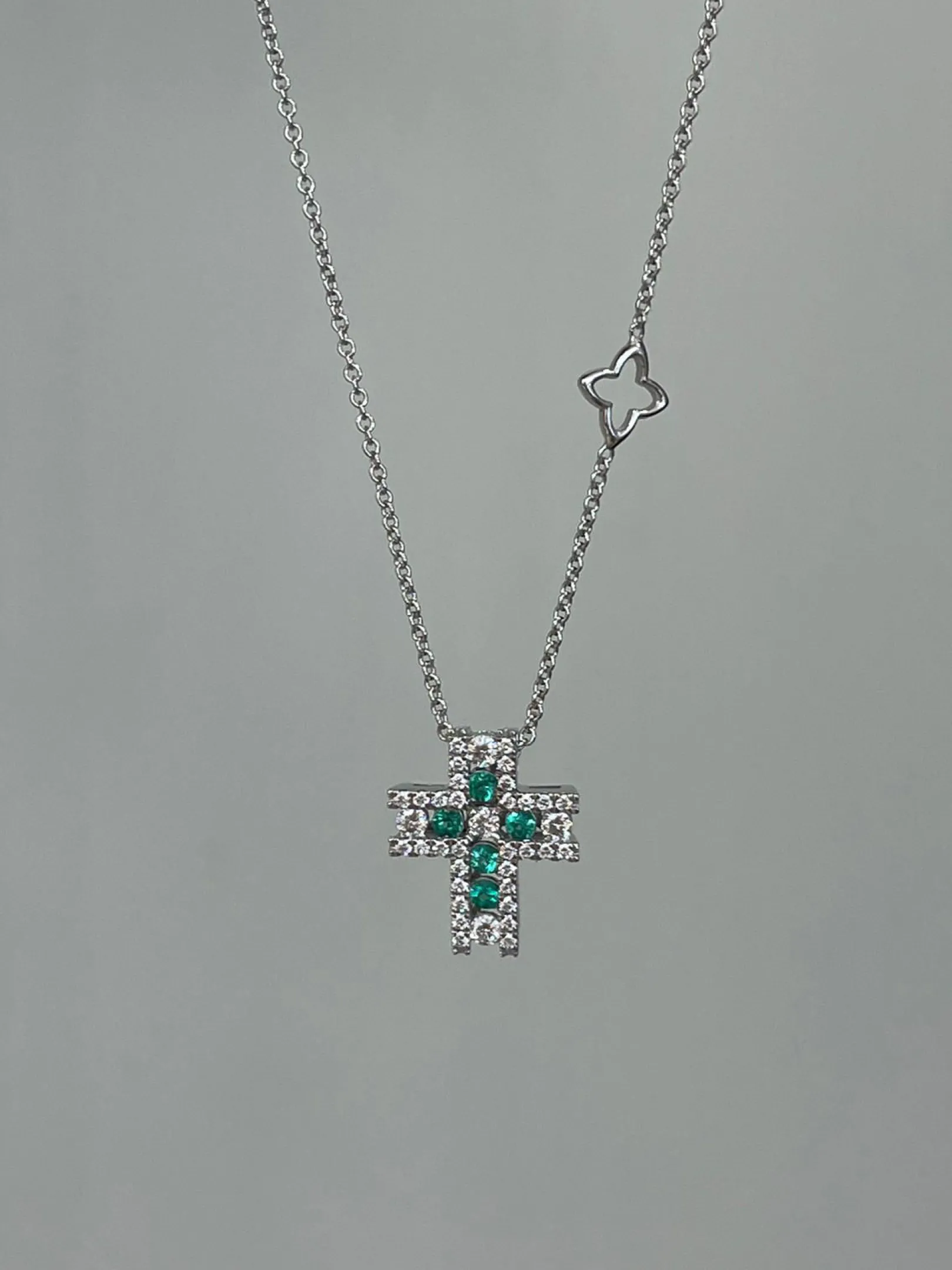 girocollo_croce_in_oro_di_0-2.webp Hot Girocollo Croce In Oro Diamanti E Smeraldi Gioielli Decò | P10CR845/SM-45 Donna Gioielli Donna